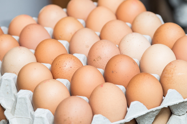 Bandeja de huevos en exhibición en un mercado
 - Foto, imagen