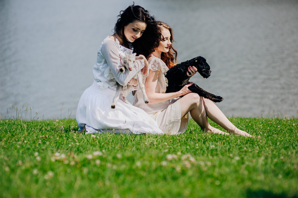 two girls on the lake - Foto, Imagem