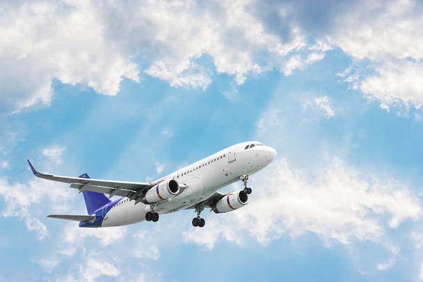 Αεροπλάνο που φέρουν στο θολό μπλε του ουρανού - Φωτογραφία, εικόνα
