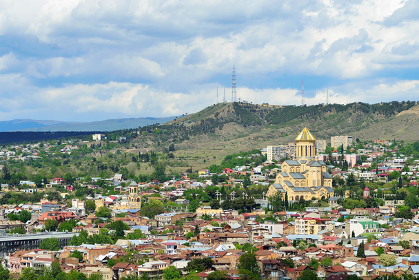 Vista da cidade de Tbilisi e do templo principal Sameba
. - Foto, Imagem
