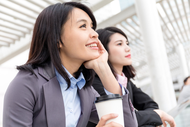 Jovens empresários asiáticos em terno de negócios
 - Foto, Imagem