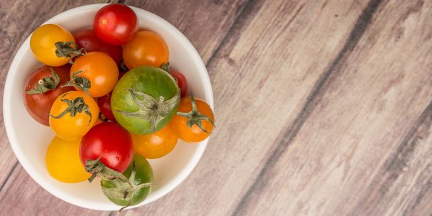Tomates cerises colorées
 - Photo, image