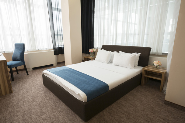 Элегантный интерьер спальни отеля
 - Фото, изображение