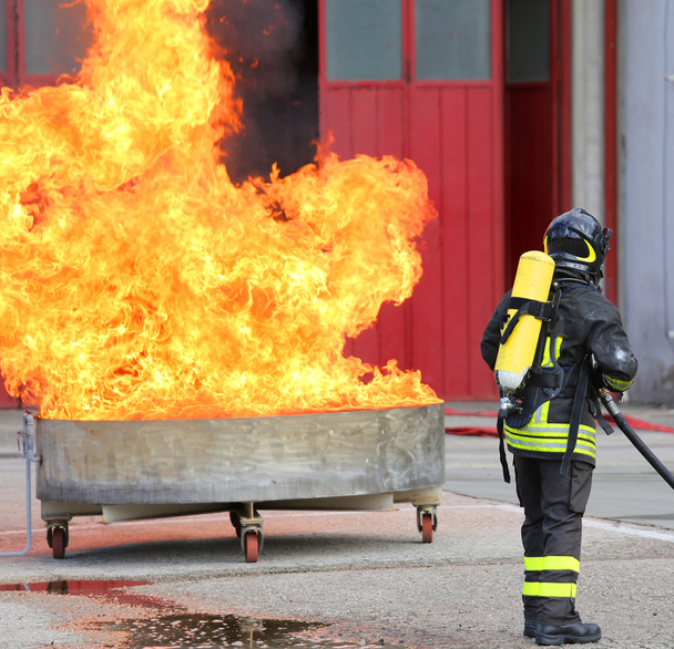 пожарные с бутылками кислорода у огня
 - Фото, изображение