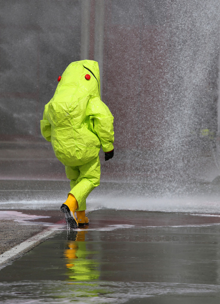 bombeiro com equipamento de protecção amarelo contra o risco biológico
 - Foto, Imagem