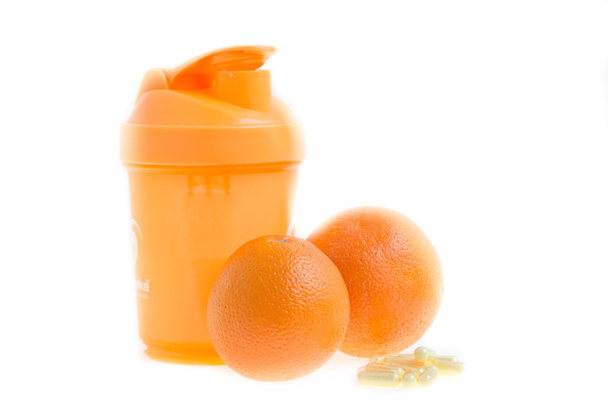 naranja, coctelera, vitaminas sobre fondo blanco. Prepárate para el verano
. - Foto, Imagen