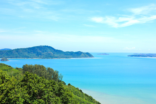 Magas szög kilátás tenger ég és a tengerparti turisztikai város az Ao Chalong - Fotó, kép