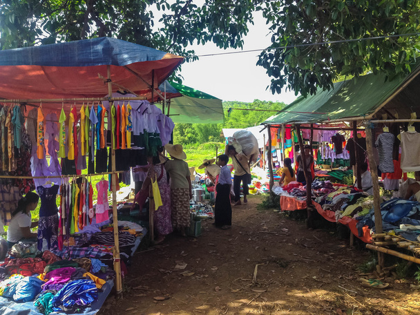 NYAUNG SHWE, MYANMAR - toukokuu 26: Paikalliset asukkaat myyvät tuoreita tuotteita, ruokaa ja matkamuistoja paikallisilla markkinoilla 26. toukokuuta 2014 Nyaung Shwessä, Lake Inlessä, Myanmarissa
. - Valokuva, kuva