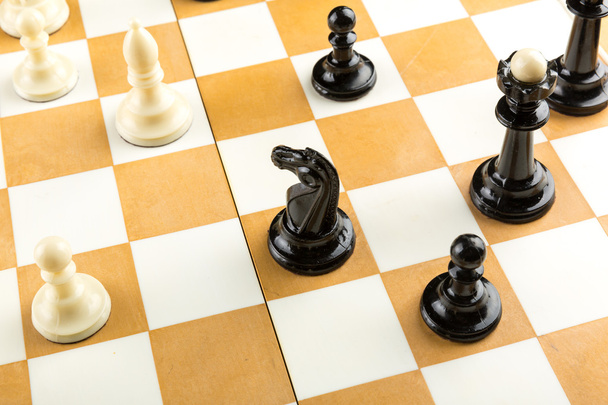 Шахматные фигуры на доске
 - Фото, изображение