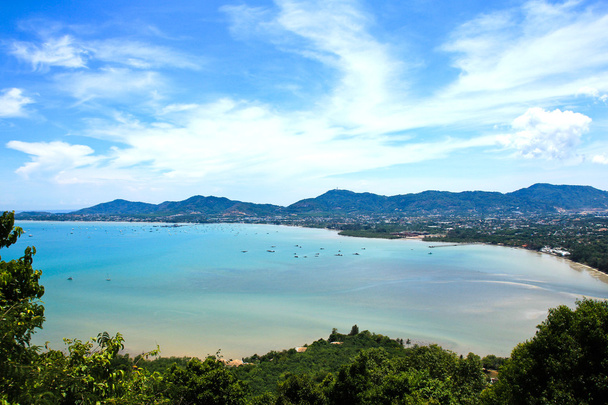 Υψηλή γωνία θέα θάλασσα ουρανό και παραθαλάσσια τουριστική πόλη του Ao Chalong - Φωτογραφία, εικόνα