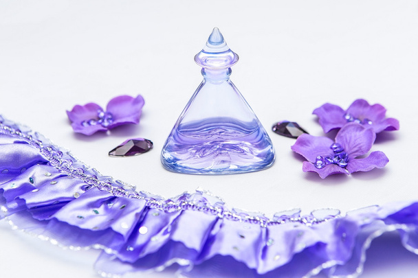 flakon perfum z niektórych fioletowy i różowy dekoracje na białym tle - Zdjęcie, obraz