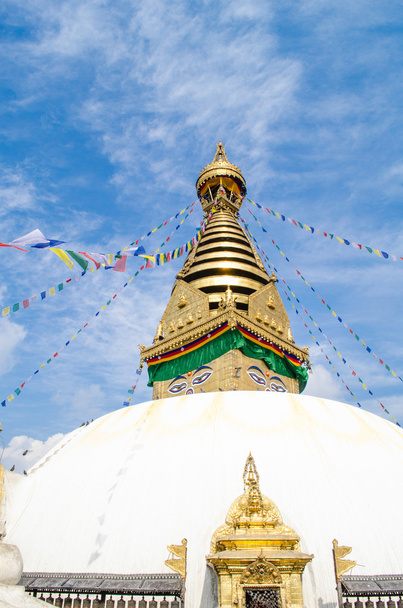 de beroemde buuha ogen staren out sleepily aan beide kanten van de toren zijn die van de all zien primordiale buddha.perched een top van een heuvel aan de westelijke rand van de kathmandu-vallei. - Foto, afbeelding