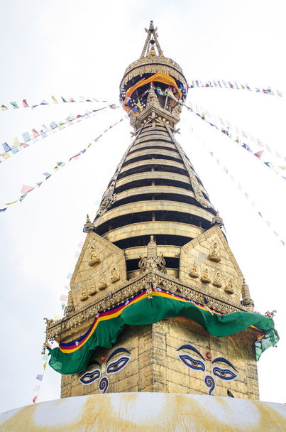 les yeux célèbres de buuha regardant dehors somnolent de chaque côté de la tour sont ceux des tous voyant le bouddha primordial.perché un sommet une colline sur le bord occidental de la vallée de kathmandu
. - Photo, image