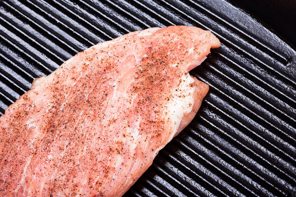 stuk pittige vlees op de grill pan close-up - Foto, afbeelding