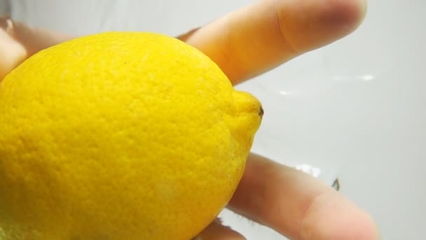 Pull lemon from water - Footage, Video