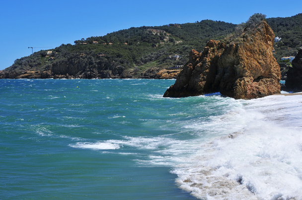 Пляж Кала-Иль-Роха на Коста-Браве, Каталония, Испания
 - Фото, изображение