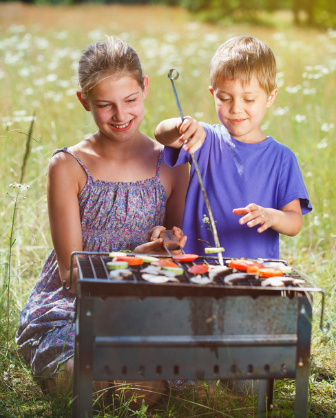 Children grilling vegetable. - Fotoğraf, Görsel