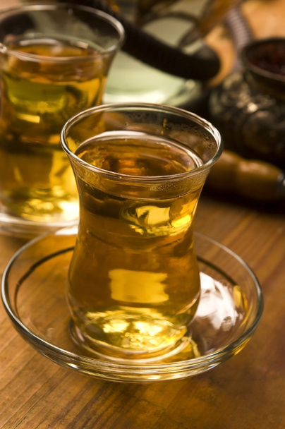 Tasse türkischen Tee und Wasserpfeife im traditionellen Stil serviert - Foto, Bild