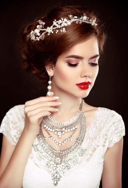 Beauty woman portrait. Wedding Hairstyle. Beautiful fashion brid - Фото, изображение