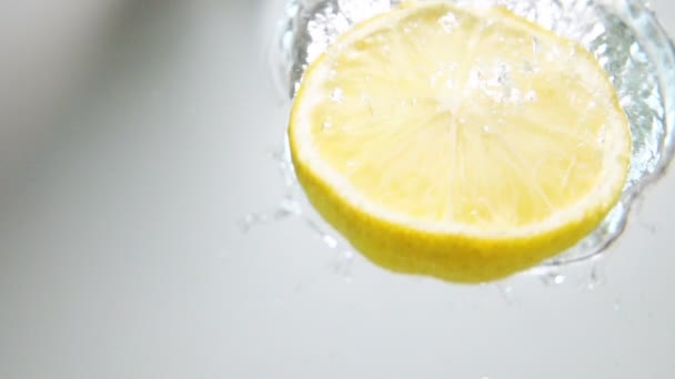 水の中に半分レモン ドロップ ダウン - 映像、動画
