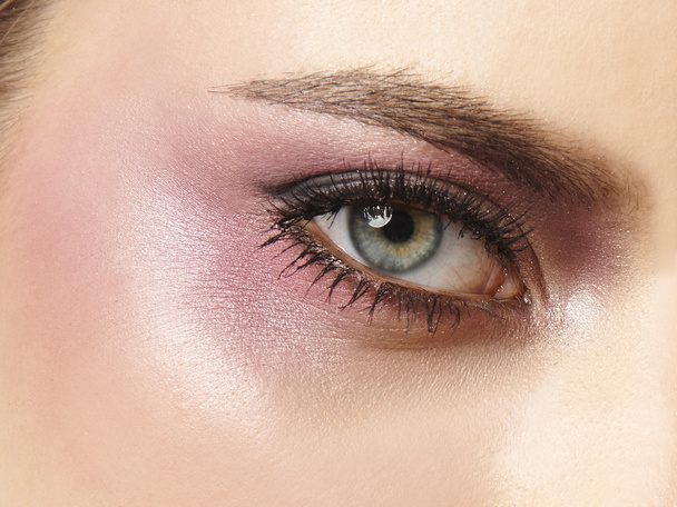 ojo con sombra de ojos rosa
 - Foto, imagen