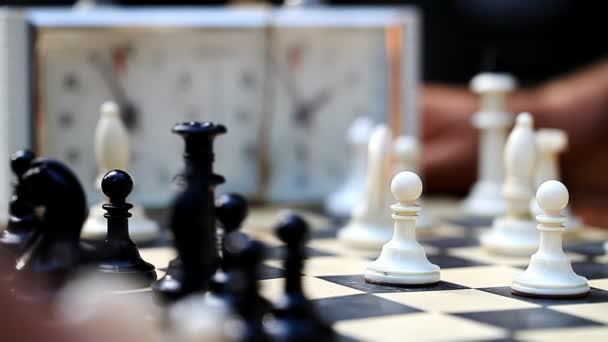 мужчины играют в шахматы на открытом воздухе
 - Кадры, видео