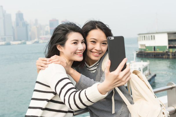Asiatiques jeunes filles prendre un selfie
 - Photo, image