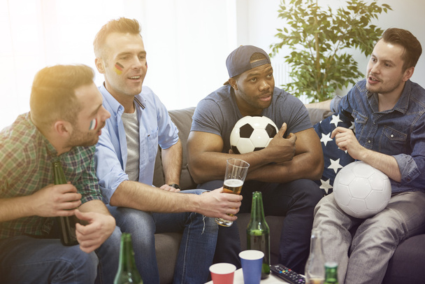 Bière entre amis pendant le match
  - Photo, image