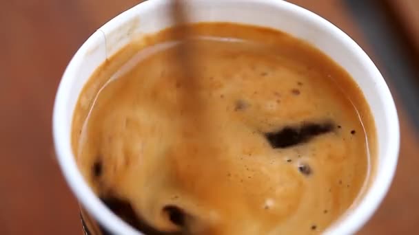 egy eldobható papír csésze friss kávé - Felvétel, videó