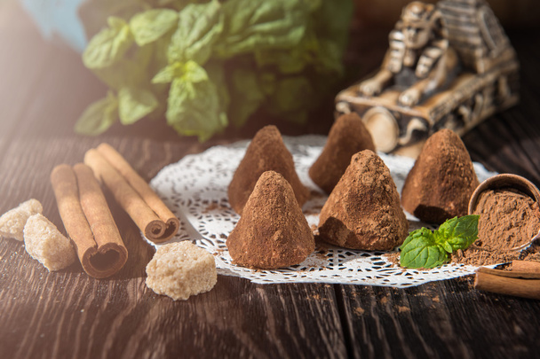 piramide vorm chocolade snoepjes - Foto, afbeelding