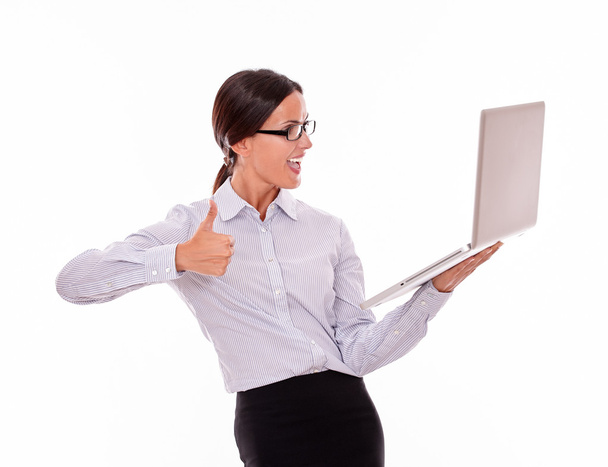 щаслива бізнес-леді тримає ноутбук
 - Фото, зображення