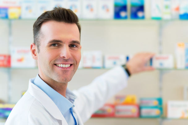 Pharmacist filling prescription in pharmacy - Foto, Imagem