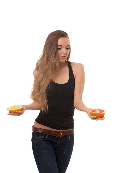 mladá krásná žena s citronem a grapefruity v rukou izolovaných na bílém pozadí - Fotografie, Obrázek