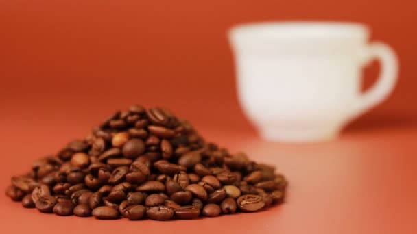 Kaffeetasse und Bohnen auf braunem Hintergrund. - Filmmaterial, Video