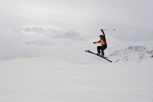 esquiador saltando con un fondo de montaña gama
 - Foto, imagen