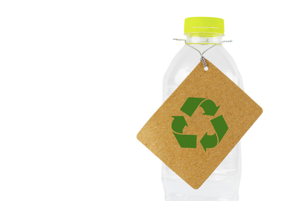 Пластикова пляшка води з етикеткою для переробки
. - Фото, зображення