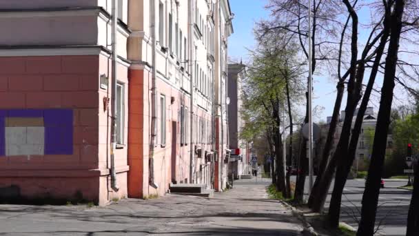 Δρόμο της πόλης πρωί καλοκαιριού - Πλάνα, βίντεο