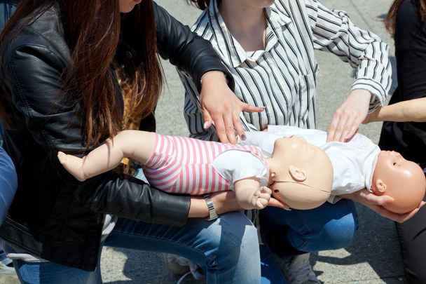 Corso di pronto soccorso con bambolina
 - Foto, immagini