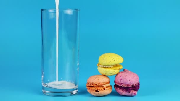 Bicchiere di latte e amaretto su sfondo blu
 - Filmati, video