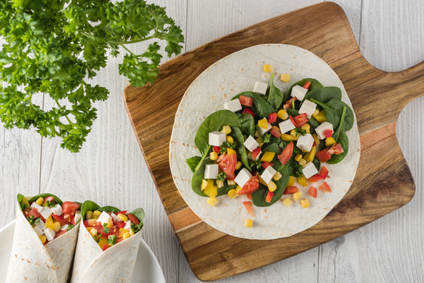 Vegane Tofu-Wraps mit Paprika, Mais, Tomaten und Spinat  - Foto, Bild