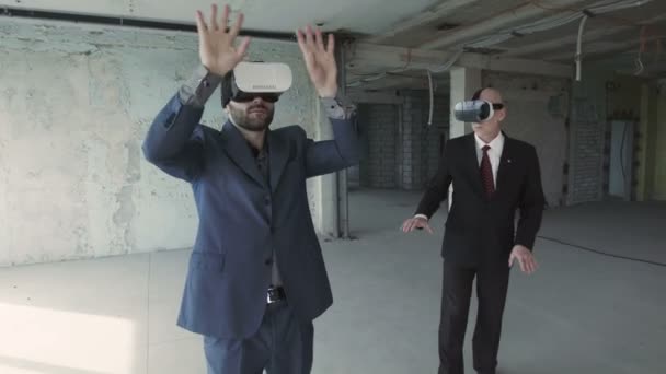 Les hommes d'affaires en oculus projet d'observation des fissures du futur bâtiment
 - Séquence, vidéo