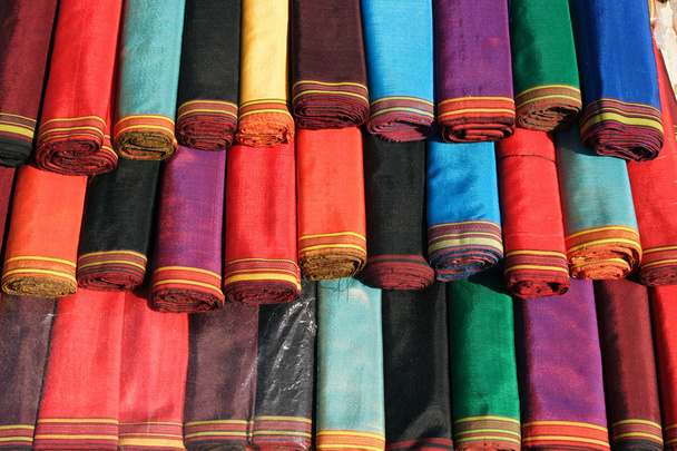 伝統的な女性のドレスのための手作りの国立繊維. - 写真・画像