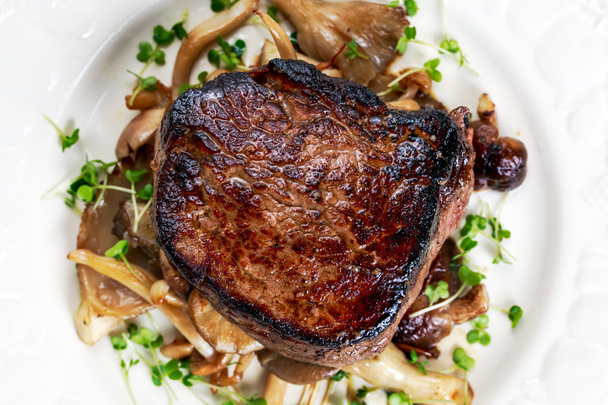 Chutné hovězí Mignon steak s houbami a bylinkami na desce. - Fotografie, Obrázek