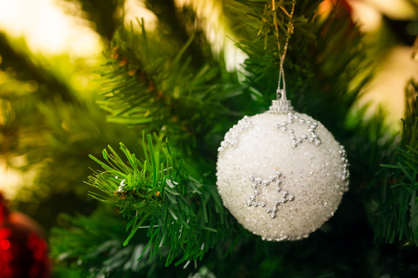 un accessoire de décoration sur sapin de Noël
 - Photo, image