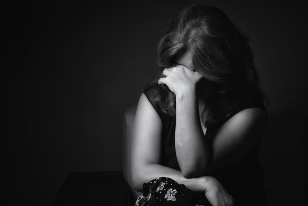 Crying sad woman on a black background - Fotoğraf, Görsel