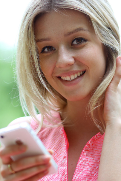 Girl sending a sms with his mobile phone - Foto, Imagen