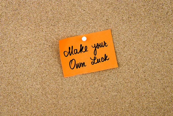 Κάνετε την τύχη σας δική γραμμένο σε πορτοκαλί βιβλίο Σημείωση - Φωτογραφία, εικόνα