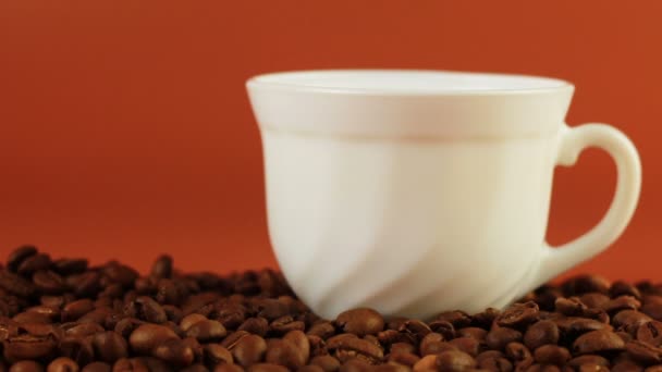 Łyżka człowieka zapobiega kawy na brązowym tle - Materiał filmowy, wideo