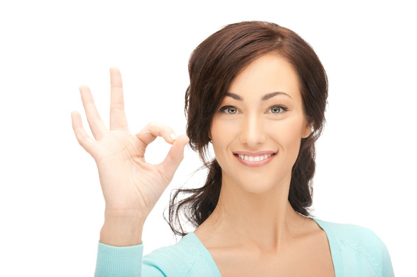 Young woman showing ok sign - Foto, afbeelding