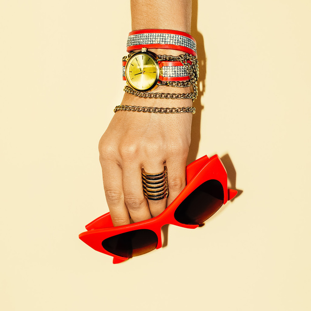 Ladies accessories. Stylish bracelets and sunglasses. Summer Tre - Foto, afbeelding